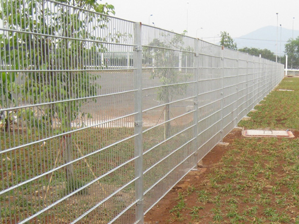 Công trình hàng rào được làm bằng lưới thép hàn